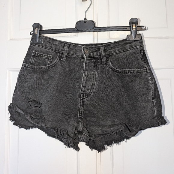 Forever 21 Black Denim Destroyed Cut Off Jean Short Womens Raw Hem Size 25 - Picture 2 of 6